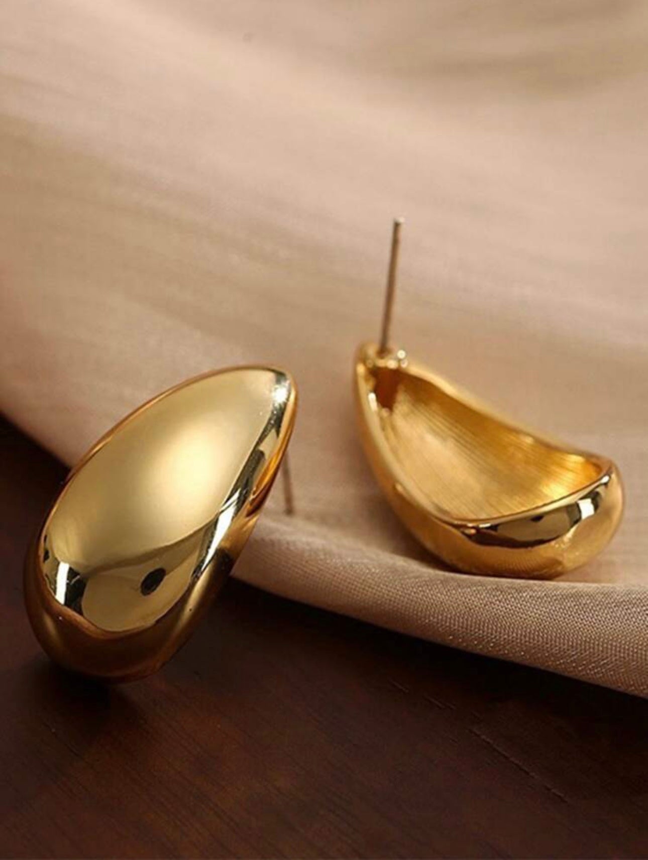 Metallic Tear Drop Shape Earrings In Gold